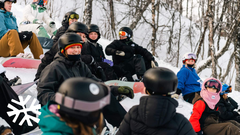 Ungdomar med snowboards sitter i en backe. Foto: Bernstål