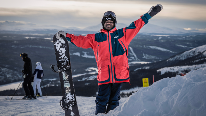 En glad snowboardåkare