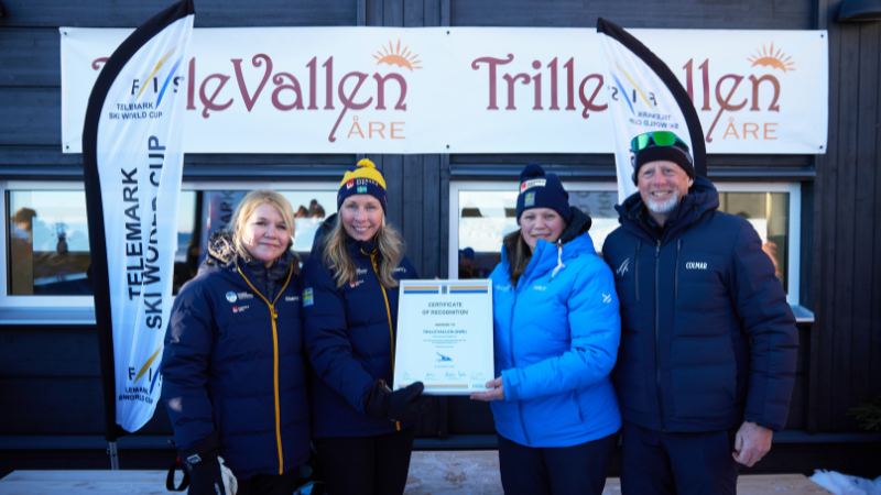 Svenska skidförbundet och Trillevallen diplomeras för väl genomförda världscupstävlingar.