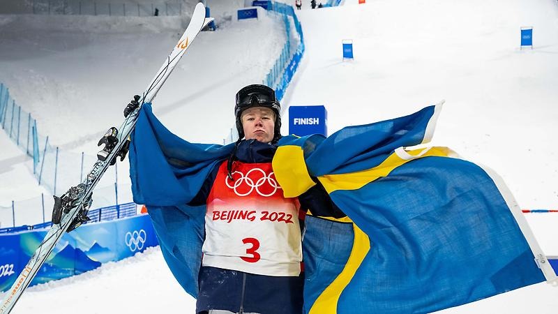 Walter Wallberg tog OS-guld 2022 i puckel. Foto: Bildbyrån.