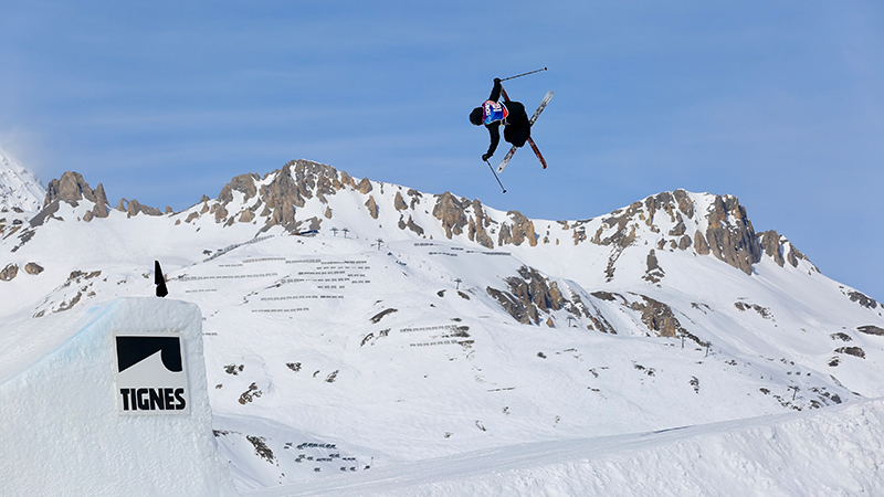 Oliwer Magnusson under slopestyle-kvalet i Tignes. 