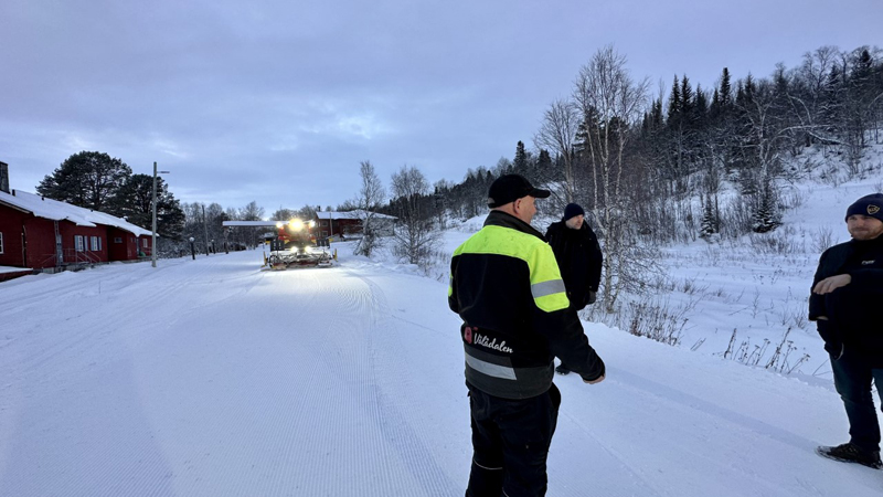 Latti Östlund Vålådalen förmedlar pistmaskinstips under pistmaskinsutbildningen