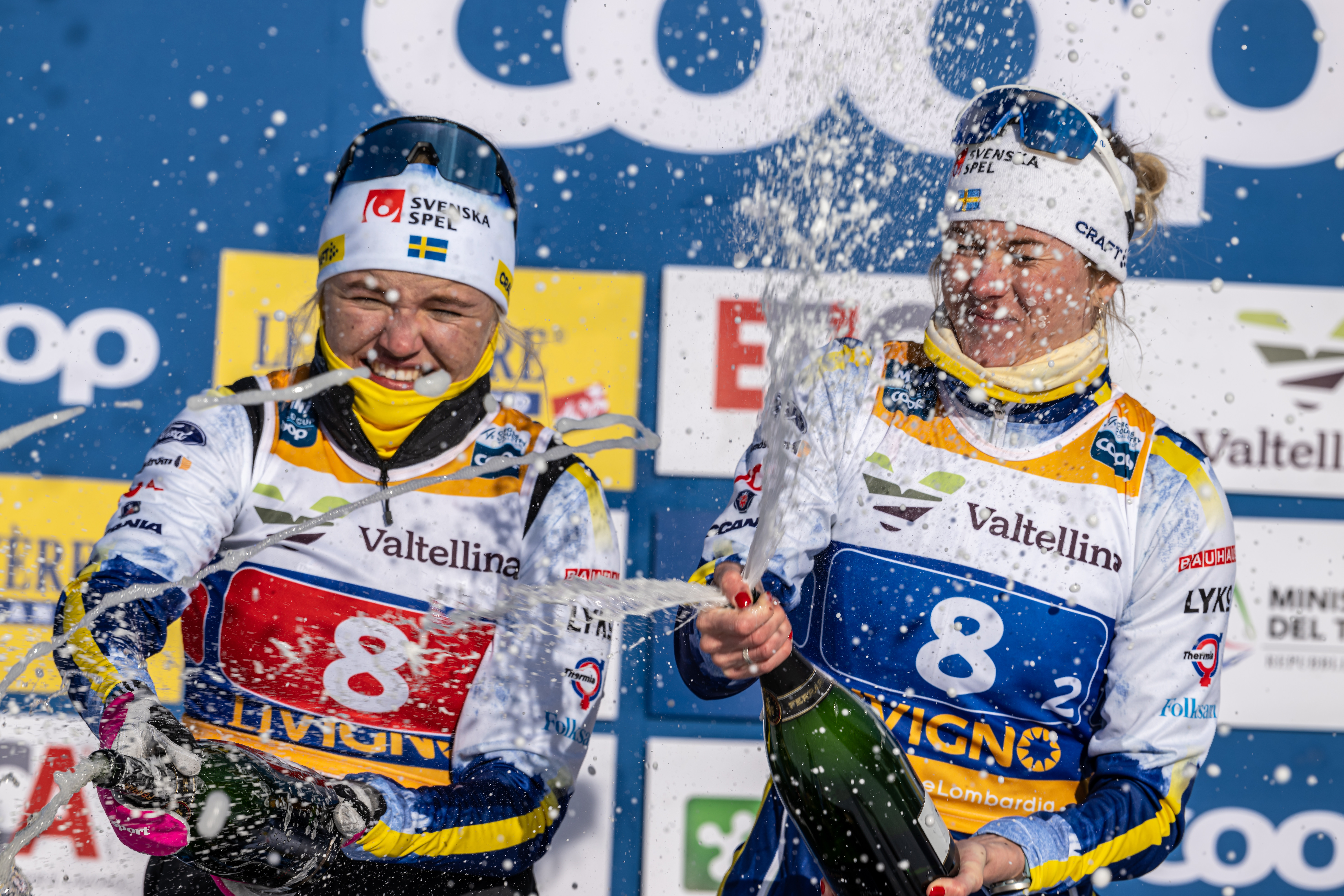 Linn Svahn och Maja Dahlqvist firar seger i sprintstafetten.