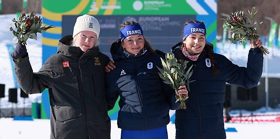 Blomsterceremonin för flickornas längdlopp i fristil över 7,5 km på ungdoms-OS i Bakuriani 2025 med silvermedaljören Malva Nisén, guldmedaljör Gaetane Breniaux, Frankrike och bronsmedaljör Anouchka Neuville, Frankrike. Foto: EYOF 2025.