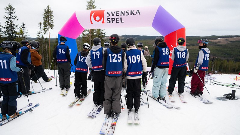 Halfpipen fylldes av taggade och nervösa åkare. Foto: Daniel Bernstål. 