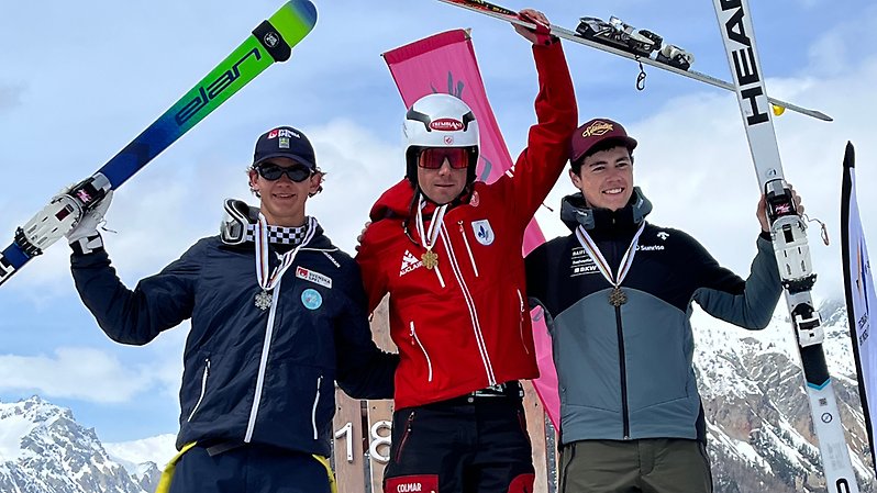 Herrarnas prispall under JVM i telemark, fr.v. Alvin Noaksson, Andrian Ball (CAN), och Timo Walser (SUI). Foto: Erik Noaksson/SSF.