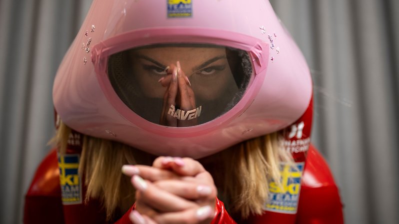 Cornelia Thun Sandström visar upp sin hjälm. Foto: Bildbyrån.
